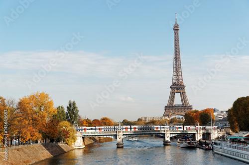 tour Eiffel ,île aux cygnes et train de banlieue © hassan bensliman