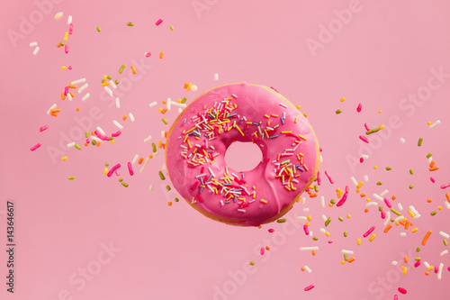 Foto Sprinkled Pink Donut