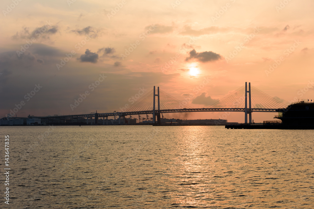 横浜の夜明けの橋