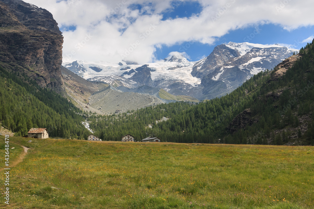 Pian di Verra, in valle d'Ayas. Sullo sfondo il Castore e il Polluce (Monte Rosa)