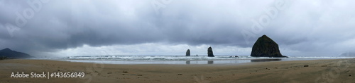 Haystack Rock, Panorama an Oregons Küste © Janjana
