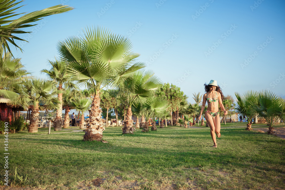 Obraz premium woman on background of palm trees