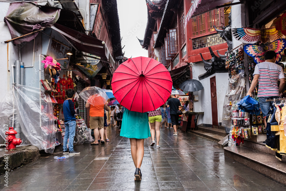 Fototapeta premium Kobieta ludzi spaceru w chinatown ulicy handlowej