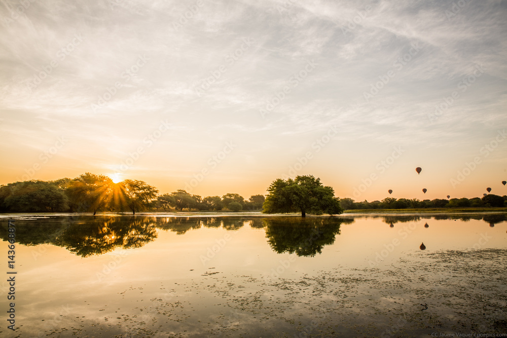Obraz premium Sunrise in Bagan, Myanmar