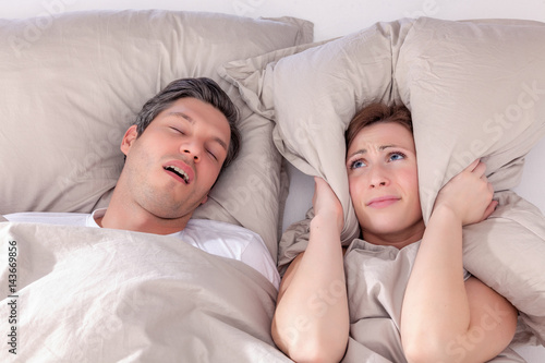 frau kann wegen schnarchen nicht schlafen