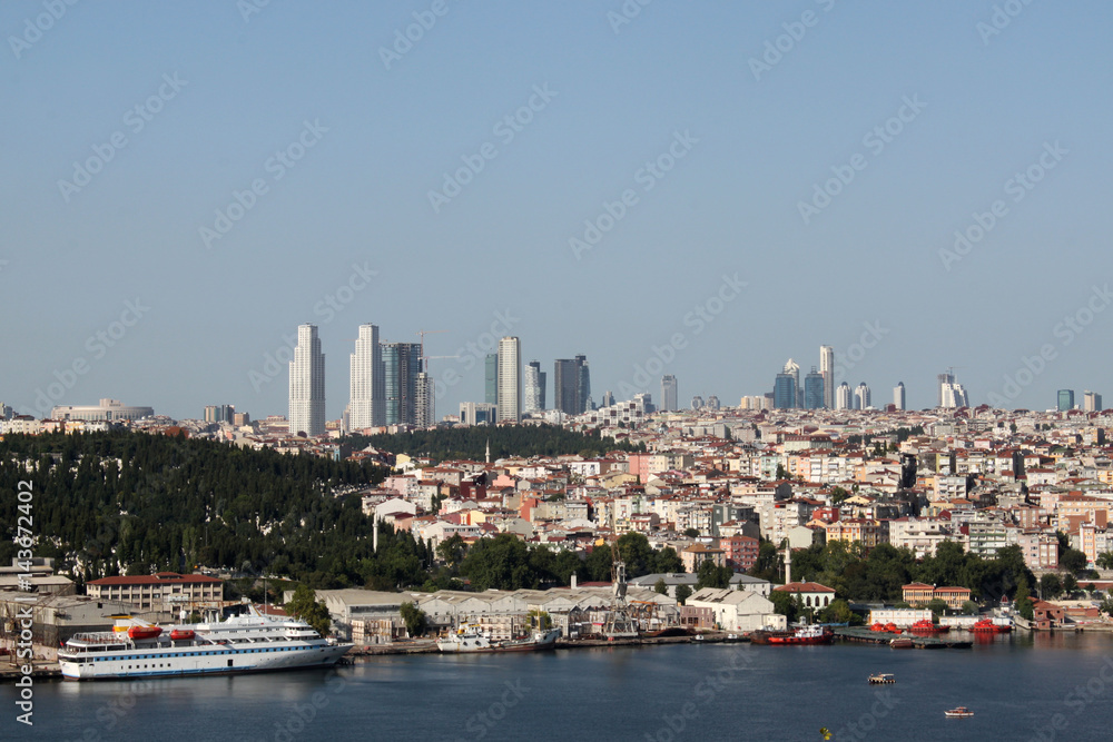 Goldenes Horn mit Schiffen und Werft. Am Horizont das Bankenviertel. Istanbul, Türkei