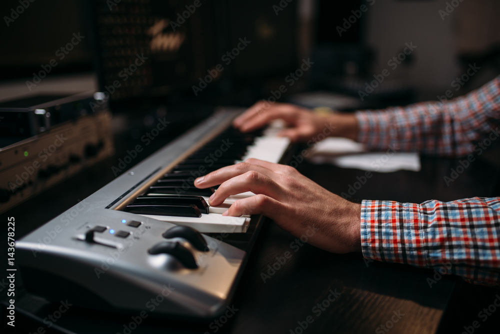 Male sound producer hands on musical keyboard - obrazy, fototapety, plakaty 