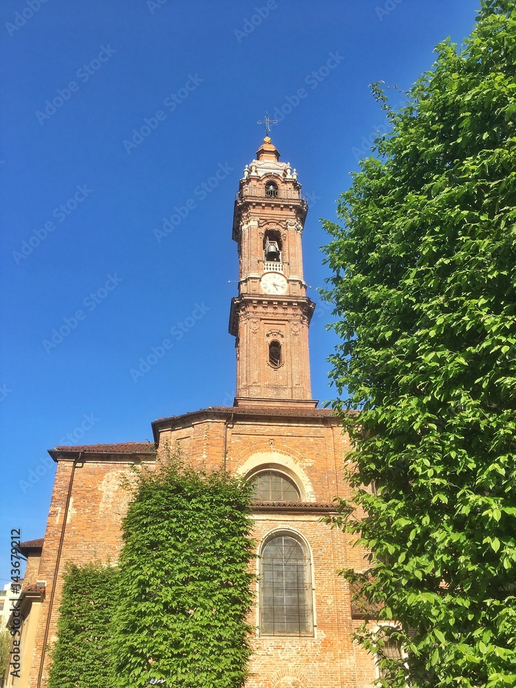 campanile del duomo di Saluzzo in primavera