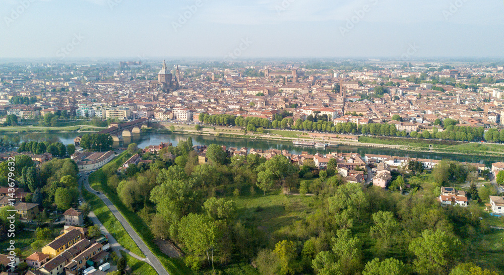 Vista aerea di Pavia e del fiume Ticino, vista del Duomo di Pavia, Ponte Coperto e del Castello Visconteo. Lombardia, Italia