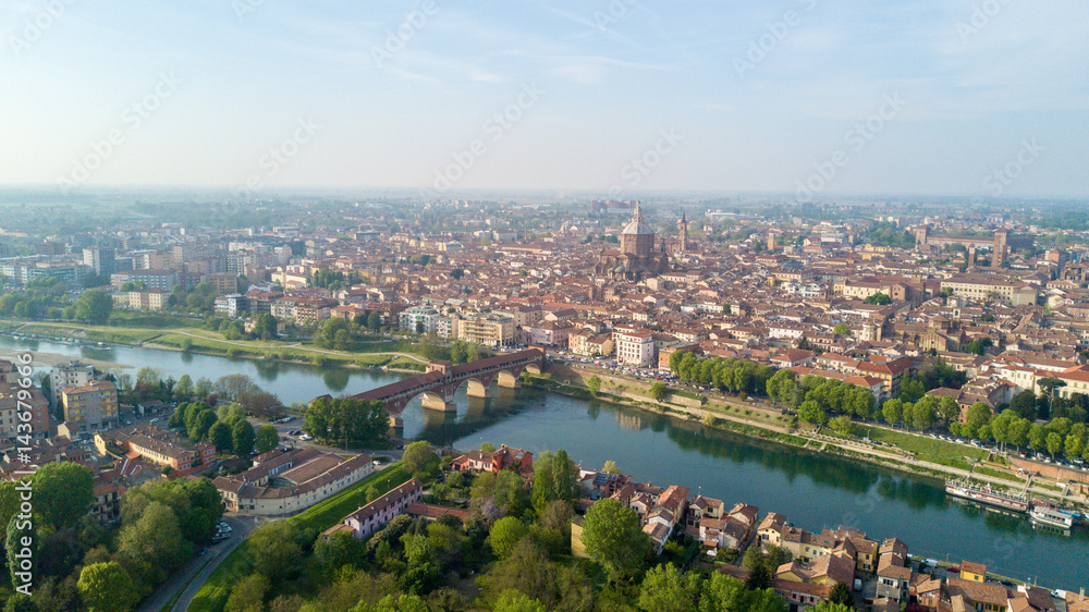 Fototapeta premium Vista aerea di Pavia e del fiume Ticino, vista del Duomo di Pavia, Ponte Coperto e del Castello Visconteo. Lombardia, Italia