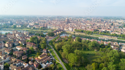 Vista aerea di Pavia e del fiume Ticino, vista del Duomo di Pavia, Ponte Coperto e del Castello Visconteo. Lombardia, Italia