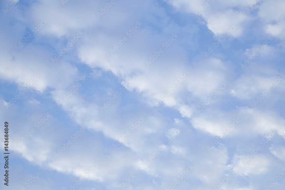 Naklejka premium blue sky is covered by white clouds