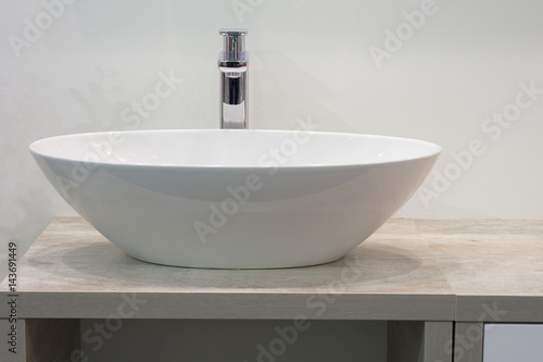 White top washbasin