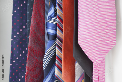 разноцветные мужские галстуки