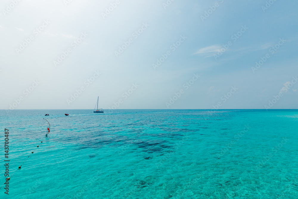 Obraz premium Phuket thailand andaman sea surface summer wave background. Maiton island