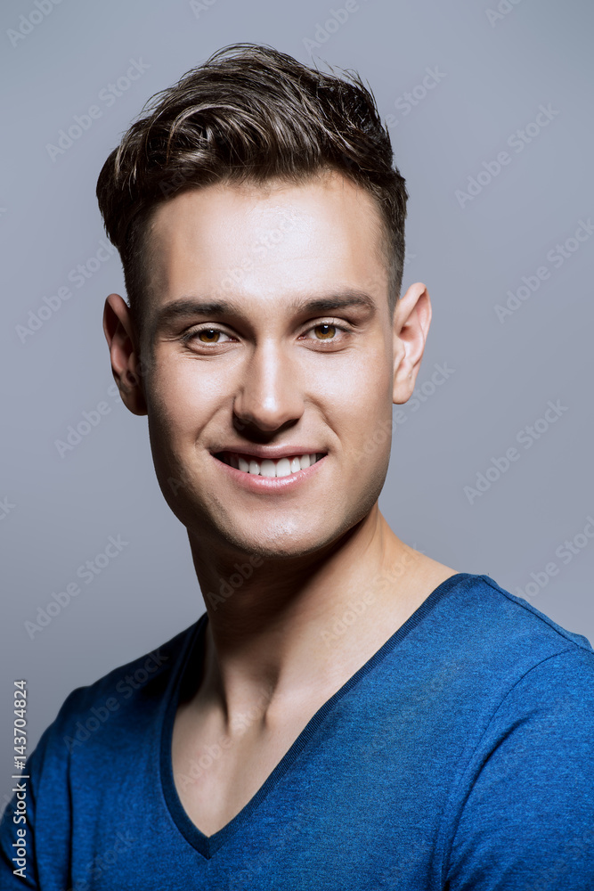 Obraz premium smiling handsome man