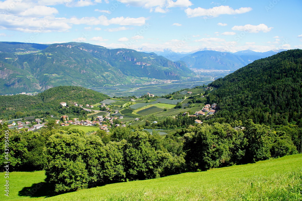 Prissian in Südtirol, rechts im Tal Bozen, am Horizont die Dolomiten
