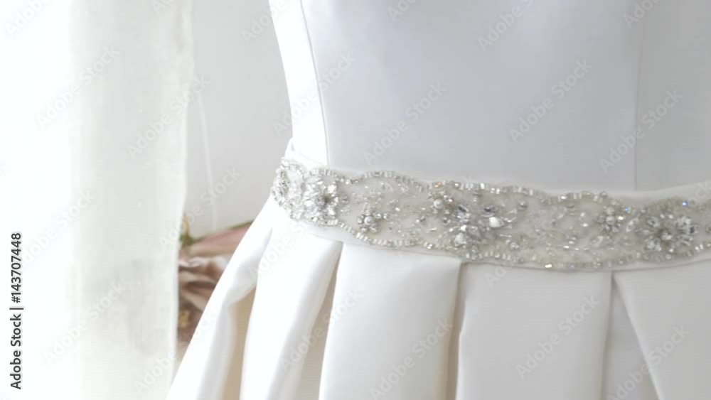 Abito da sposa in un atelier artigianale Abito da sposa in un atelier artigianale