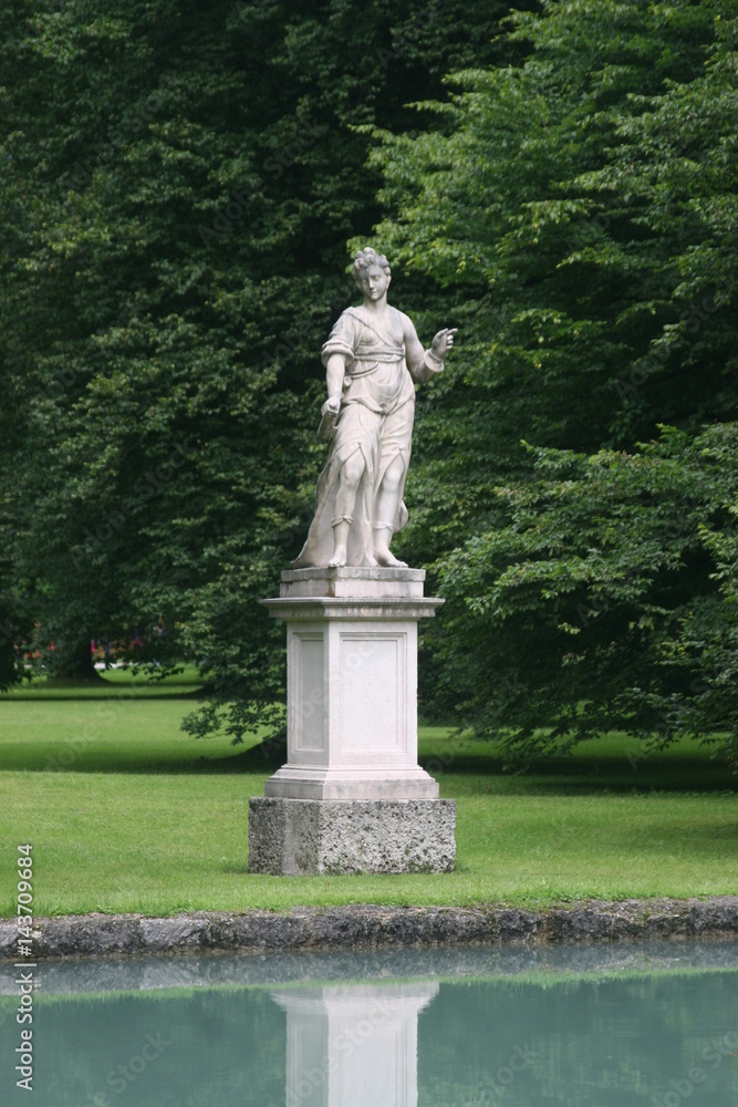 Obraz premium Statue in the Park