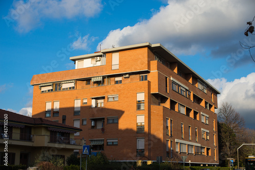 Palazzi popolari residenziali, case appartamenti, cielo