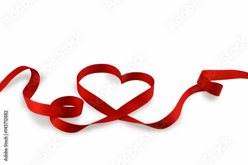 Сердечко с красной ленточки на белом фоне © Сергей Заноза