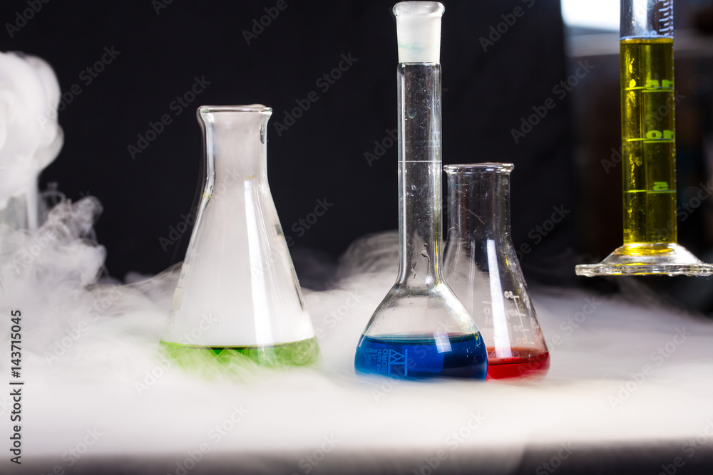 Apparecchiatura chimica nel fumo di ghiaccio secco Stock Photo