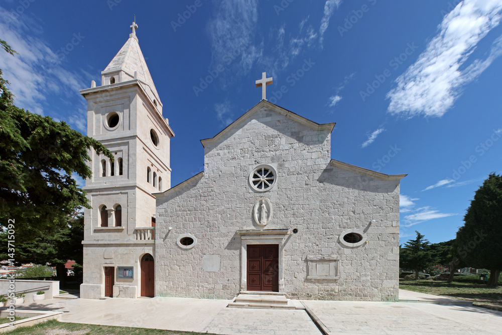 Fassade der weißen Kirche Sveti Juraj in Primosten, Kroatien