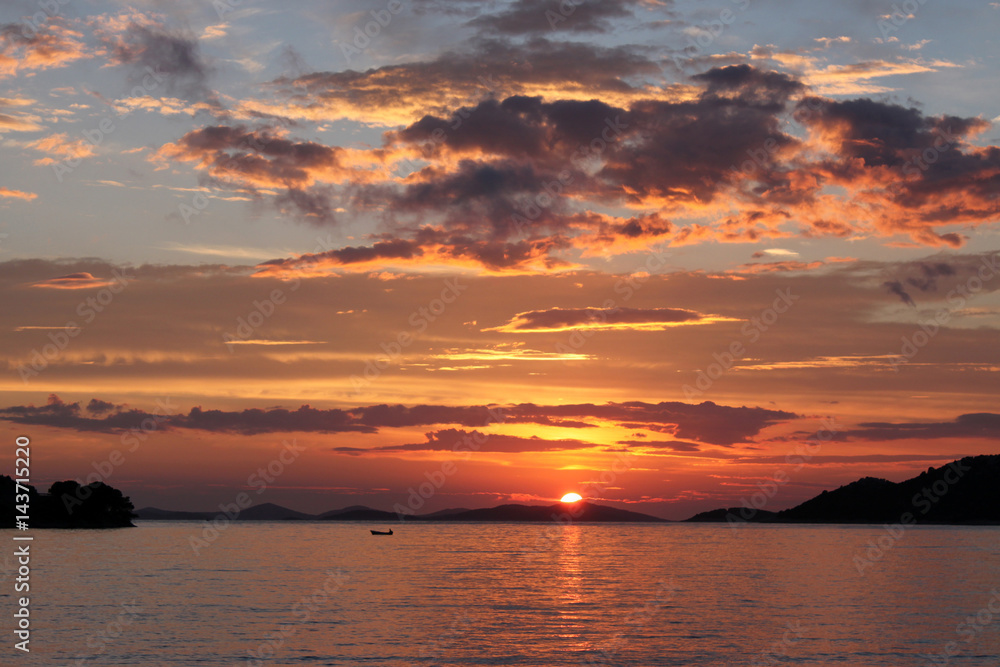 Sonnenuntergang mit Boot und der Inselgruppe Kornati an der kroatischen Adria