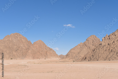 Mountain ranges in the deserts