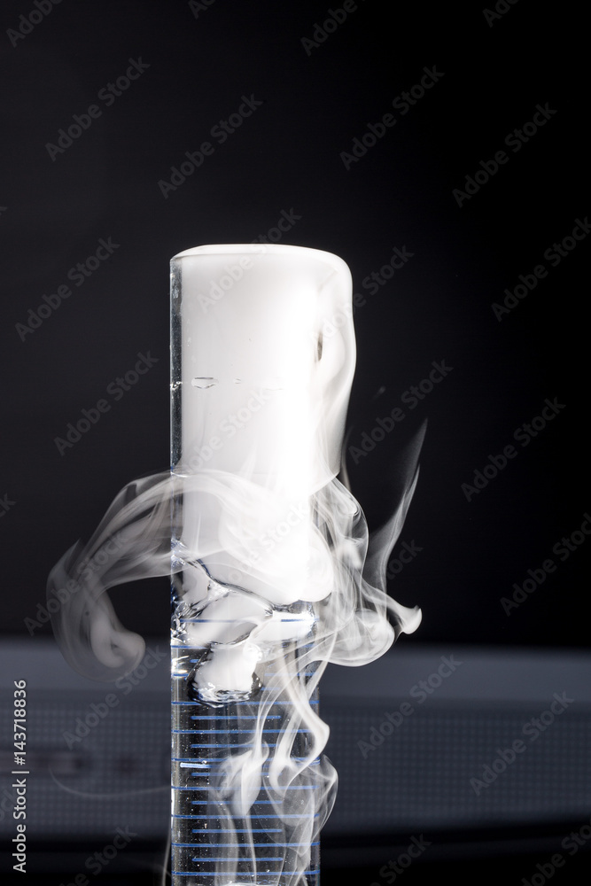 Fumo di azoto liquido in evaporazione Stock Photo