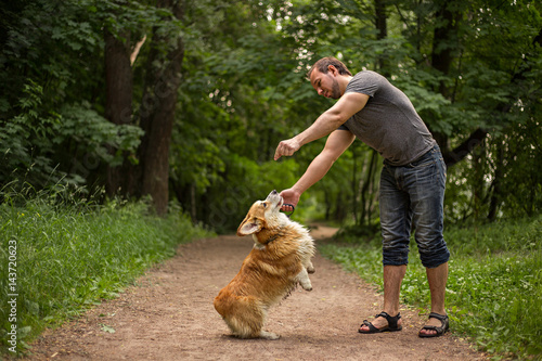 мужчина гуляет с собакой в парке © lufotolab