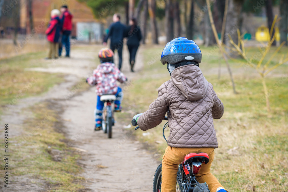 Fototapeta premium Family in the park on bicycles