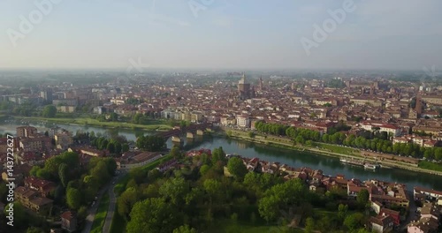 Vista aerea di Pavia e del fiume Ticino, vista del Duomo di Pavia, Ponte Coperto e del Castello Visconteo. Lombardia, Italia