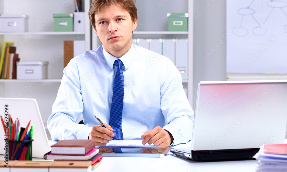 Naklejka premium businessman working at a desk computer graphics