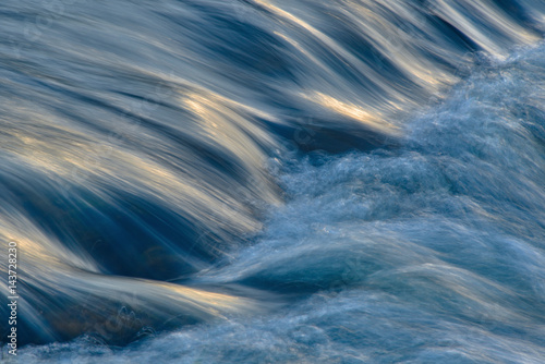 Konstfotografi Fließendes Wasser mit Lichtreflexion