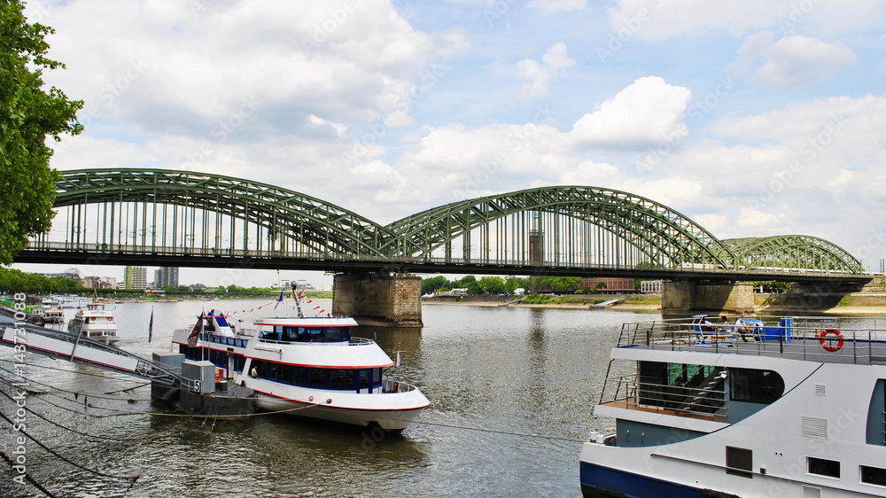 Naklejka premium bridge in Cologne