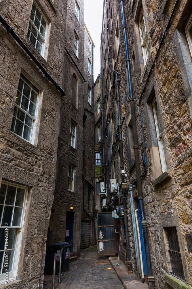 narrow backstreet in Edinburgh, UK
