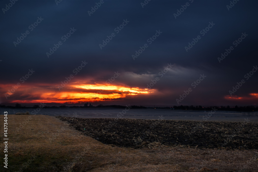 Obraz premium Sunrise over an Iowa corn field