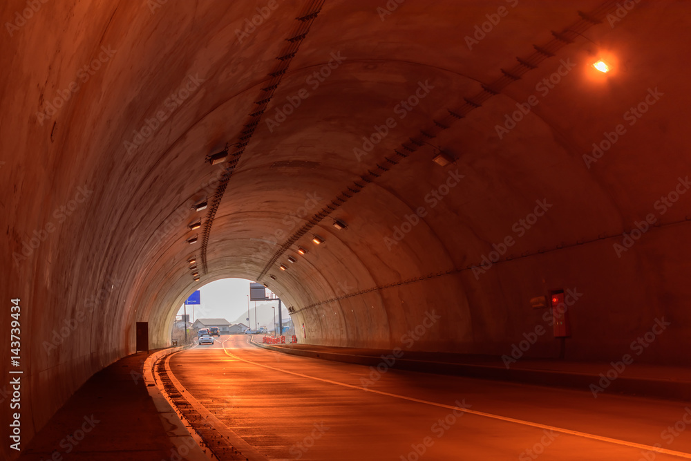 夕焼けが見えるトンネル