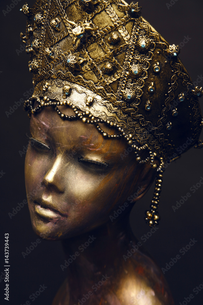 Statue with head decoration Statue with head decoration