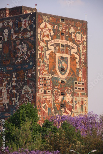 façade décorée de la bibliothèque centrale de Mexico photo