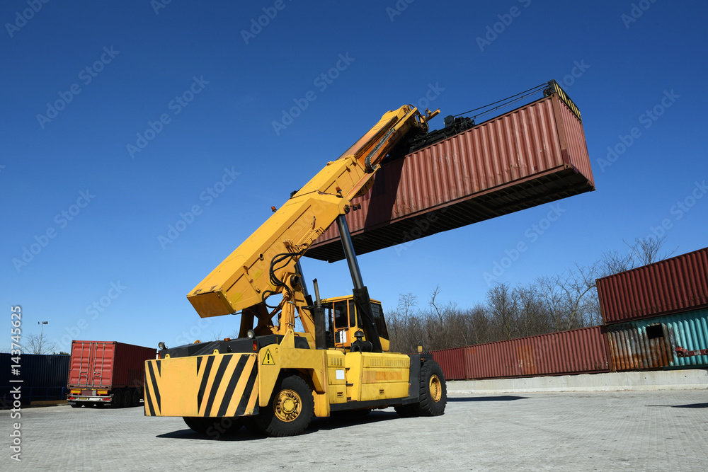 Autoloader carrying container Autoloader carrying container