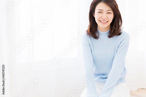 Free Download 部屋でリラックスする女性 - GFXLoad