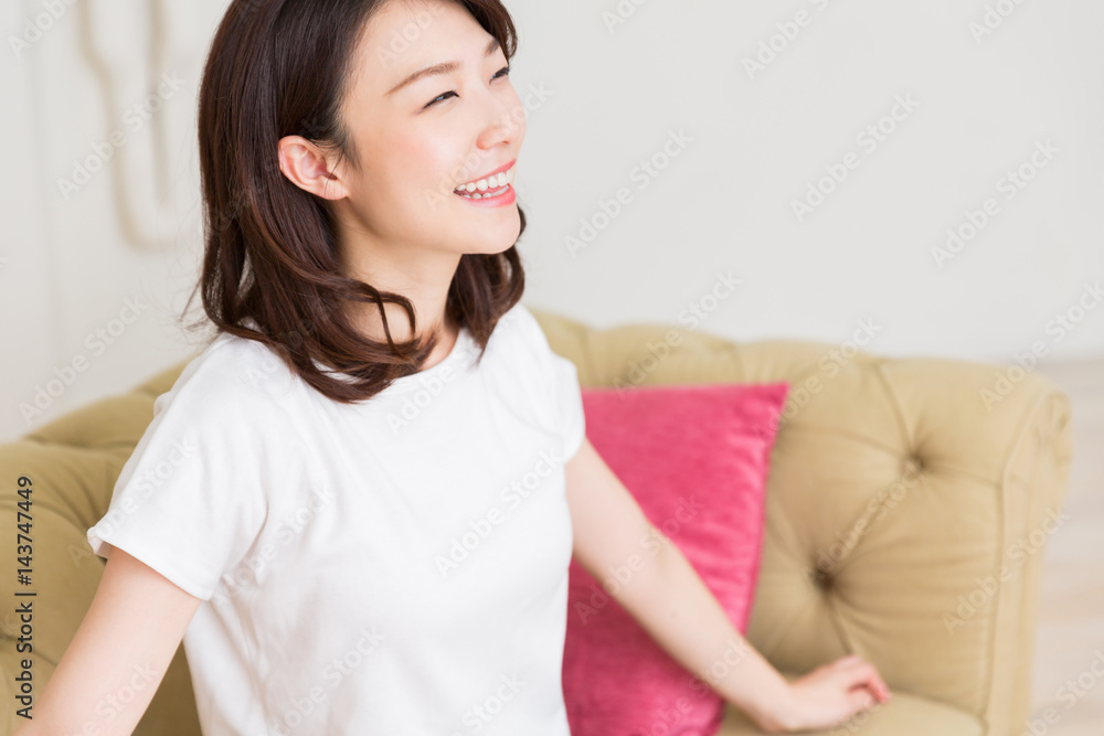 部屋でリラックスする女性 部屋でリラックスする女性