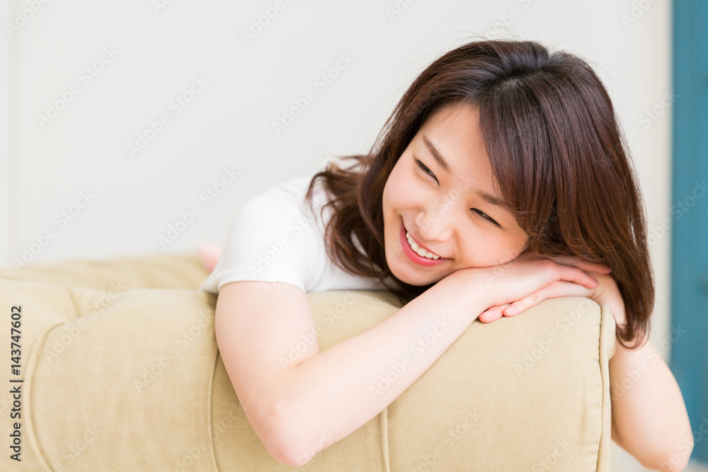 部屋でリラックスする女性 部屋でリラックスする女性