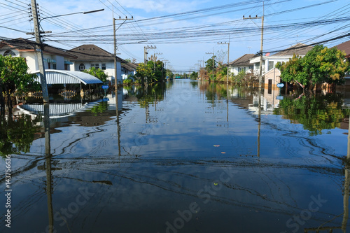 Tableau sur toile Street under flood water, Bangkok, Thailand.