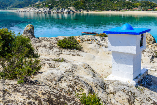 Obraz na płótnie Small Greek white church or chapel with sea and mountain in background. Greek Orthodox shrine. Photo from Kalamitsi, Sitonia, Halkidiki, Macedonia, Northern Greece. w salonie
