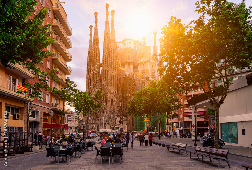 Naklejka premium Przytulna ulica w Barcelonie, Hiszpania
