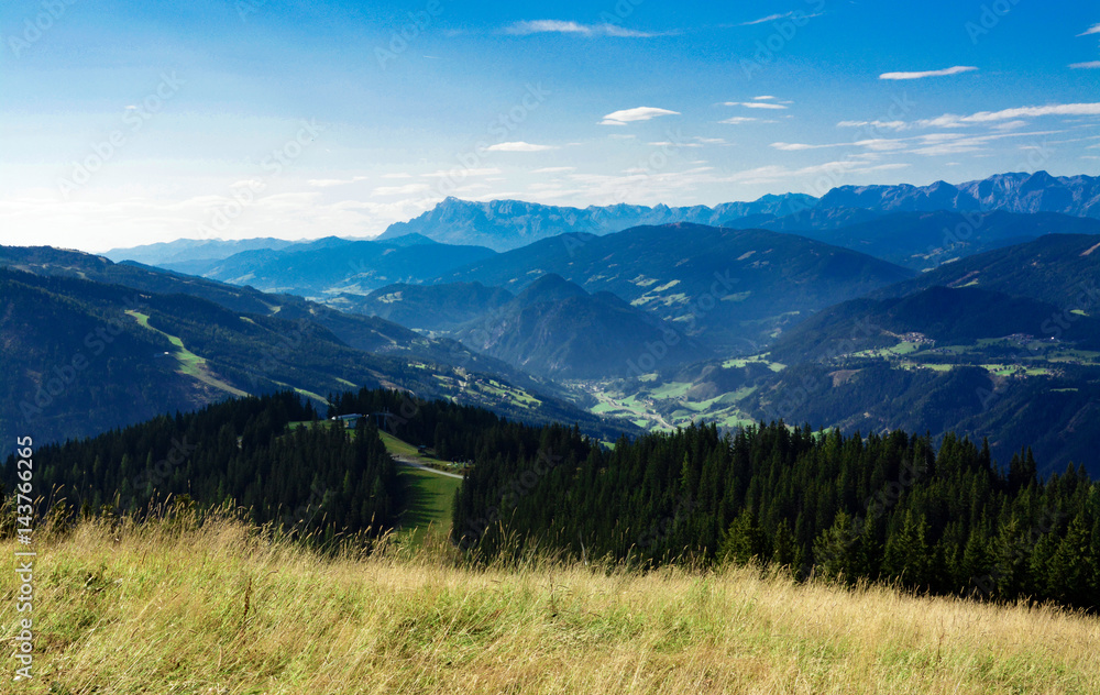 Schöne Landschaftsaufnahme von den Bergen in Österreich / Schladming
Schöne Landschaftsaufnahme von den Bergen in Österreich / Schladming