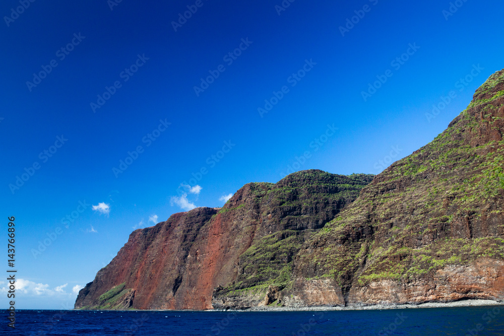 Blick vom Meer aus auf die berühmte Na Pali Coast an der Nordostküste von Kauai, Hawaii, USA.